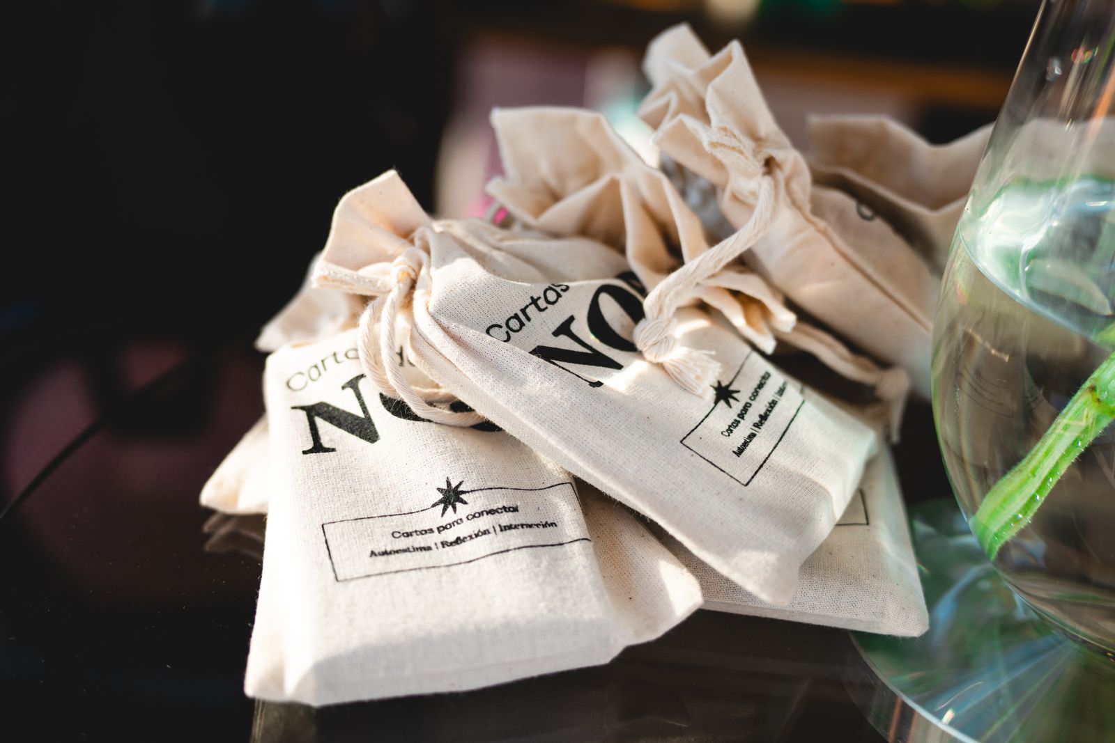Mazos de Cartas de Noe en sus bolsas de tela