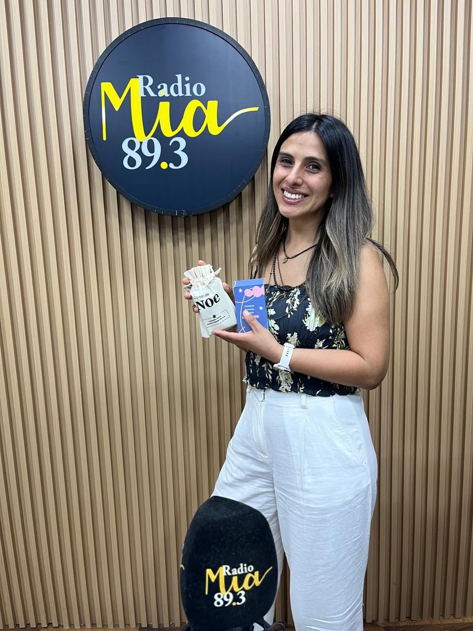 Noelia Carrasco con las cartas en Radio Mía 89.3